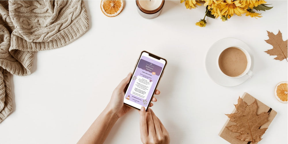 Hand mit Smartphone: Zendou Selfcare-Newsletter als geöffnete Seite.