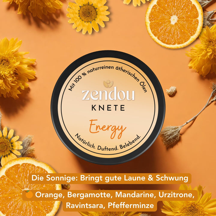 Zendou Duftknete Energy in sonnigem Setting, umgeben von Zitrusfrüchten und Blüten