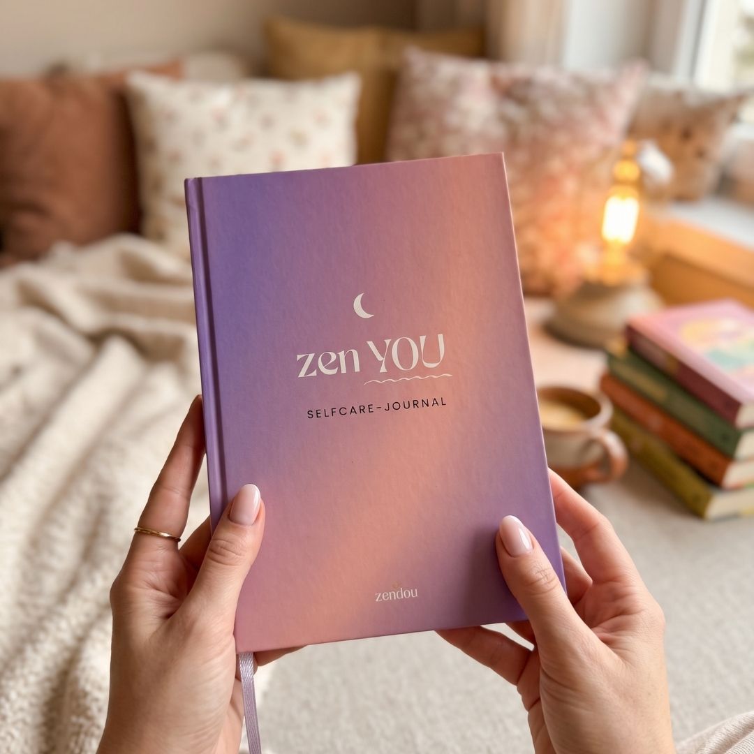 Zendou Selfcare Journal in einem cozy Wohnzimmer – Reflexion und Entspannung für mehr Selbstfürsorge.
