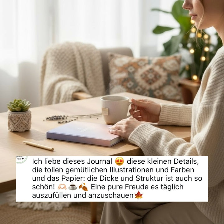 Frau sitzt mit Zen YOU Selfcare-Journal am Schreibtisch und hält eine Teetasse in der Hand. Darauf der Text einer Kundenrezension "Ich liebe dieses Journal"