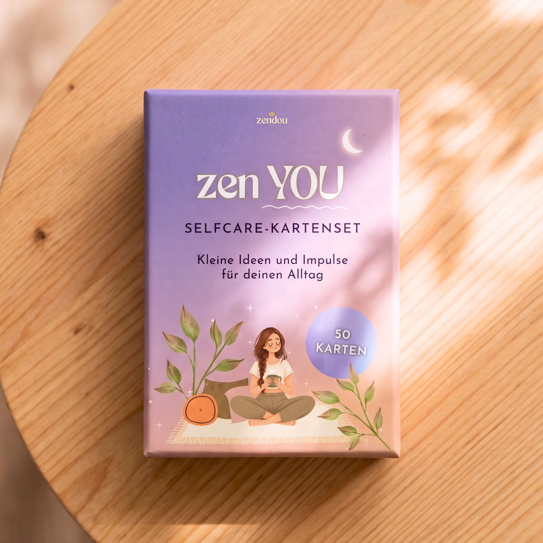 Zen YOU Selfcare-Kartenset von Zendou in lila Box mit 50 Karten auf einem Holztisch