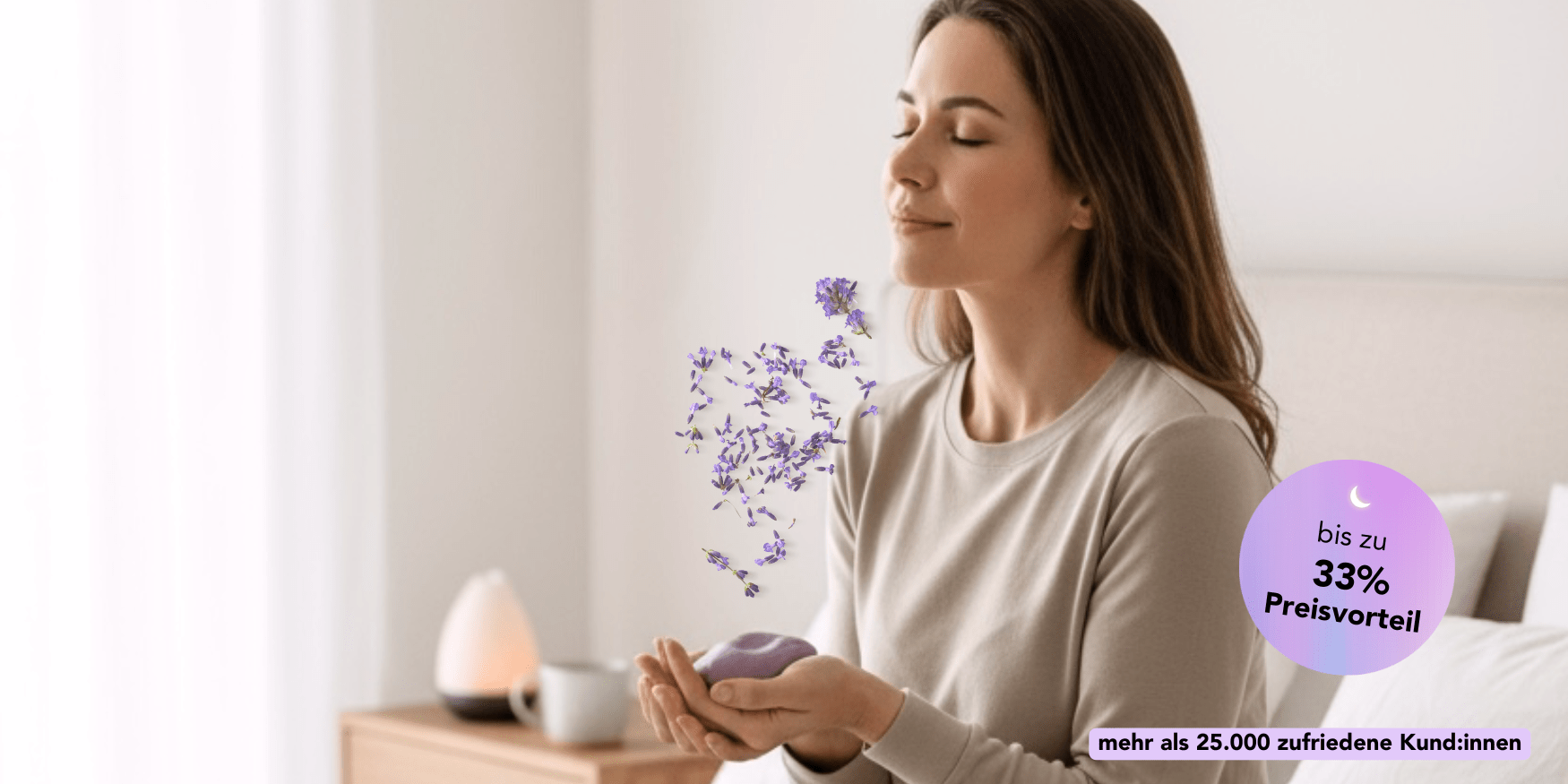 Frau atmet mit geschlossenen Augen entspannt durch und hält dabei die Zendou Duftknete in beiden Händen, aus der Lavendelblüten zu ihr aufsteigen.