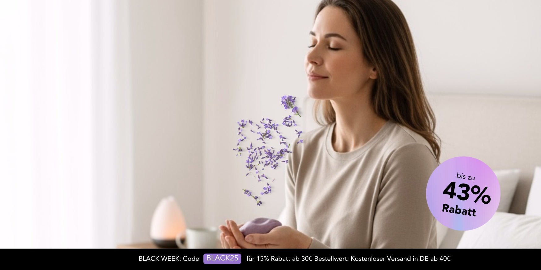 Frau atmet mit geschlossenen Augen entspannt durch und hält dabei die Zendou Duftknete in beiden Händen, aus der Lavendelblüten zu ihr aufsteigen.